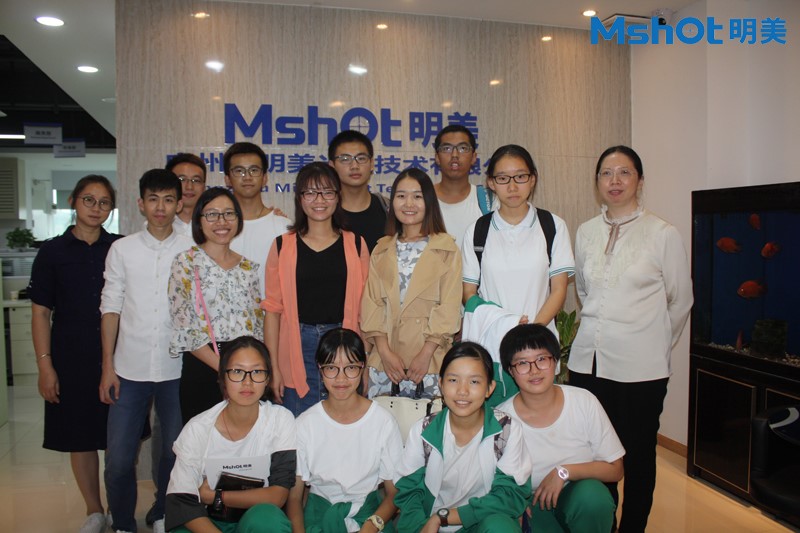 明美為青少年學生積極傳播普及顯微鏡科學知識