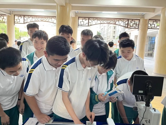 明美走進中學：開啟微觀世界探索之旅